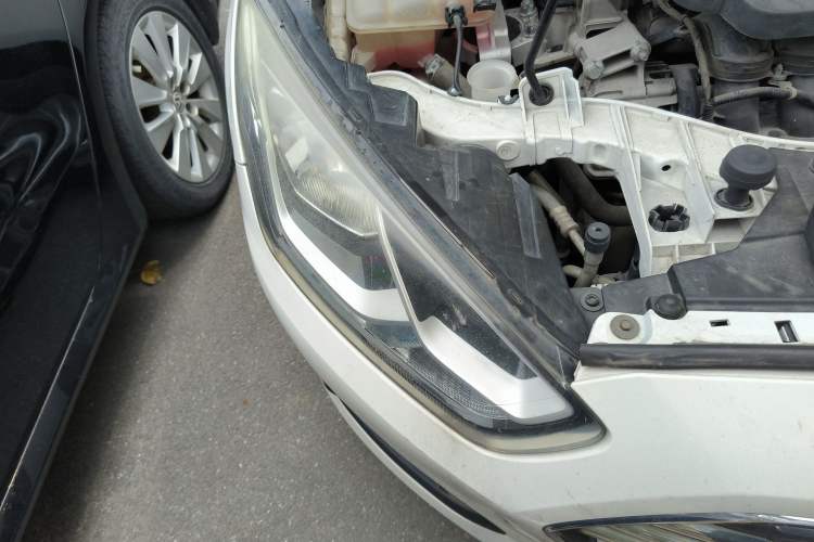 Used Ford Escort 2015 1.5L Automatic Fashion Model Right Front Headlight