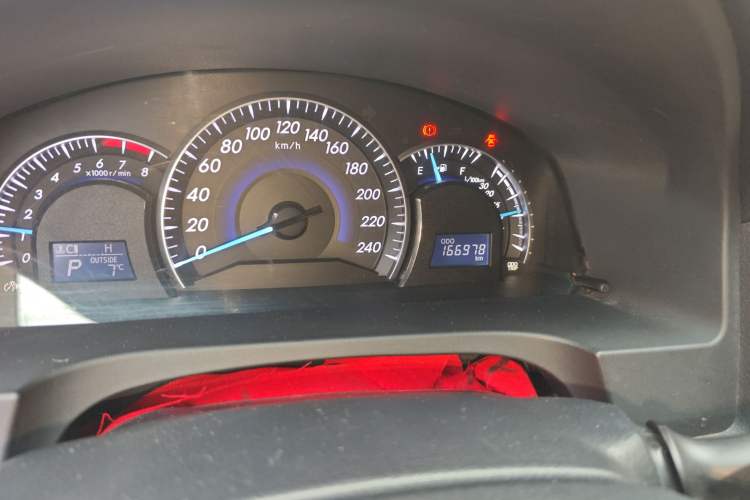 Used Toyota Camry 2012 2.0G Luxury Edition Odometer Close Up