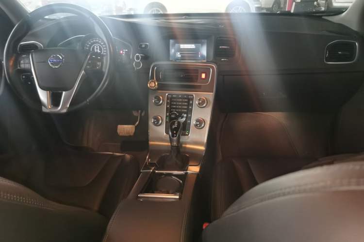 Used Volvo S60 2015 S60L 2.0T Zhiyuan Edition
