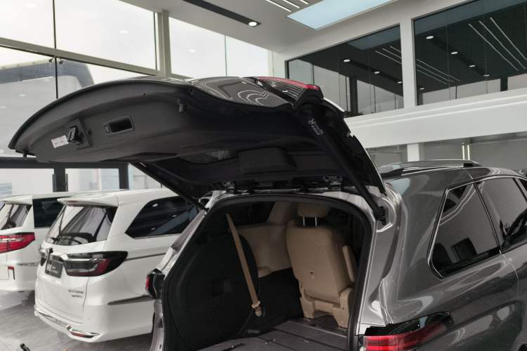 Used Toyota Granvia 2022 2.5L Hybrid Prestige Edition Trunk