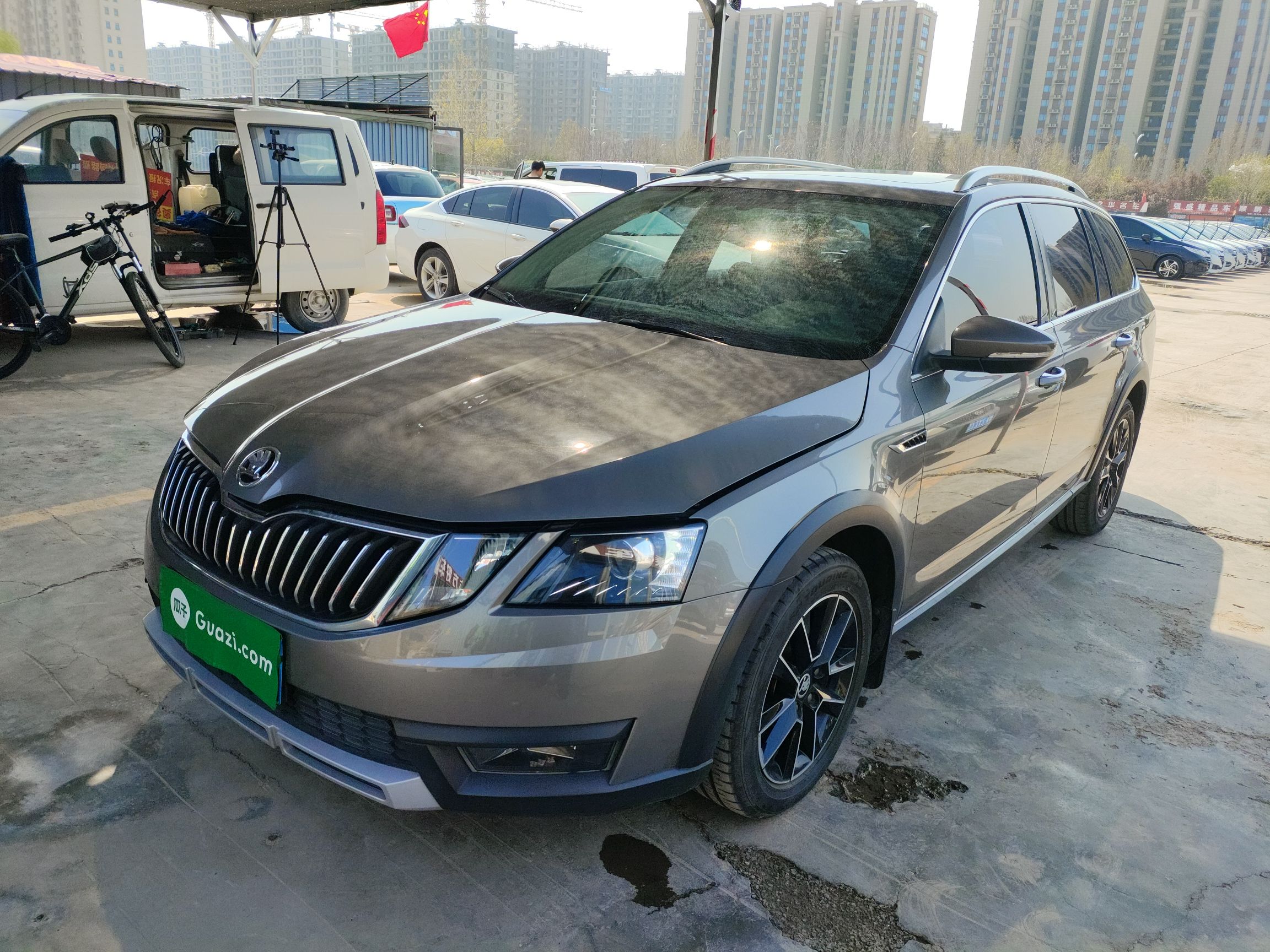 Под передней частью автомобиля