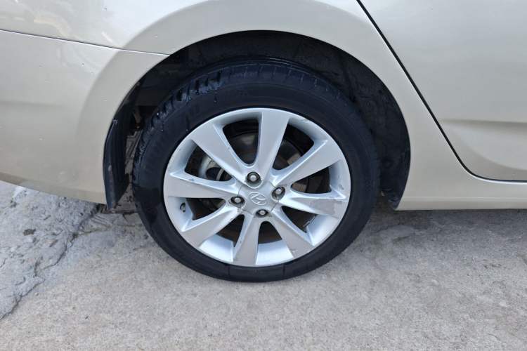 Used Hyundai Verna (older generation) 2014 1.4L Automatic Leading-Edge GLX Right Rear Wheel Hub