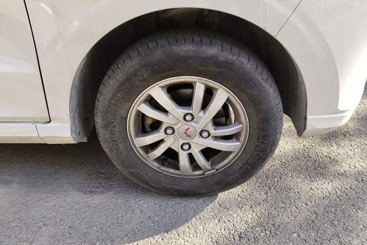 Used Wuling Hongguang 2021 1.5L S Standard Version LAR Right Front Wheel Hub