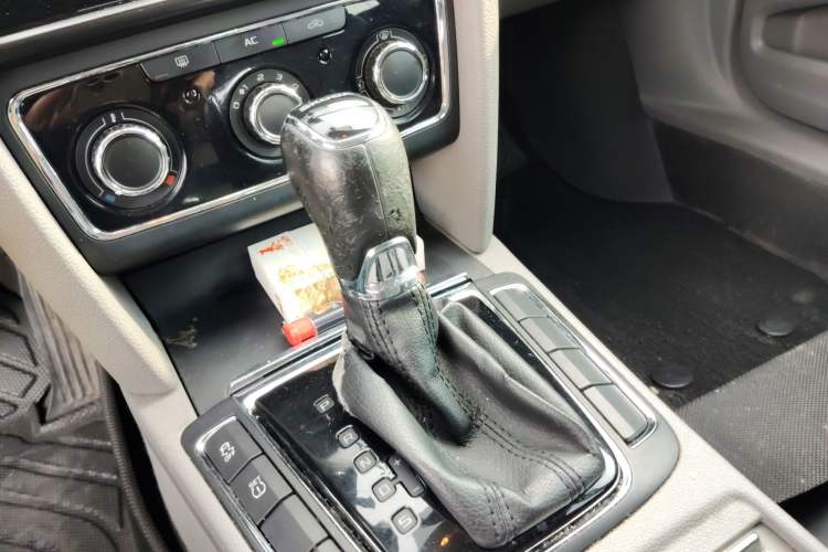 Used Skoda Superb 2013 1.8TSI Automatic MingShi Edition Gear Lever