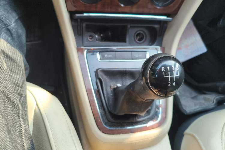 Used Volkswagen Lavida 2013 Restyled Classic 1.6L Manual Comfort Edition Gear Lever