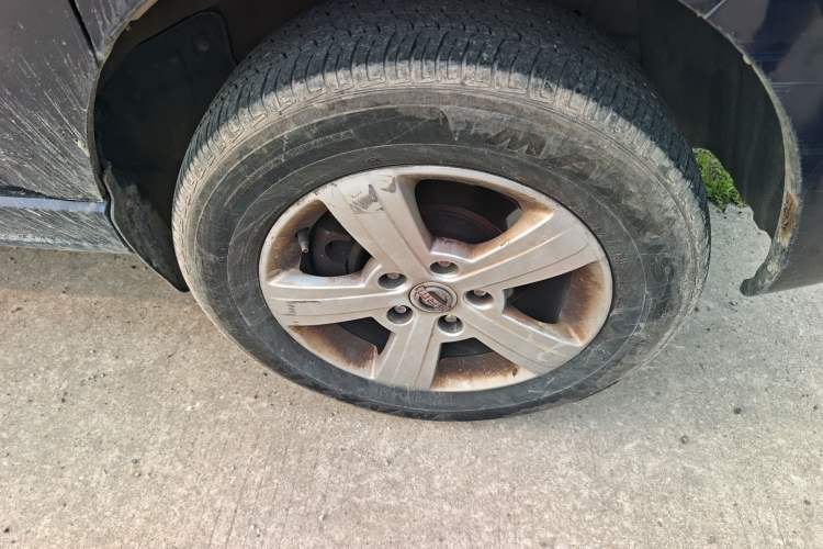 Used Jinbei Gold Hiace 2023 1.5L Passenger Van Travel Lion 5/6/7-Seater with Central Air Conditioning Right Front Wheel Hub