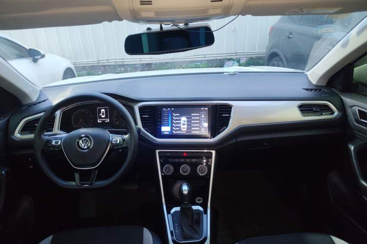 Used Volkswagen T-ROC 2019 230TSI DSG Two-Wheel-Drive Advanced Version China VI Standard Center Console