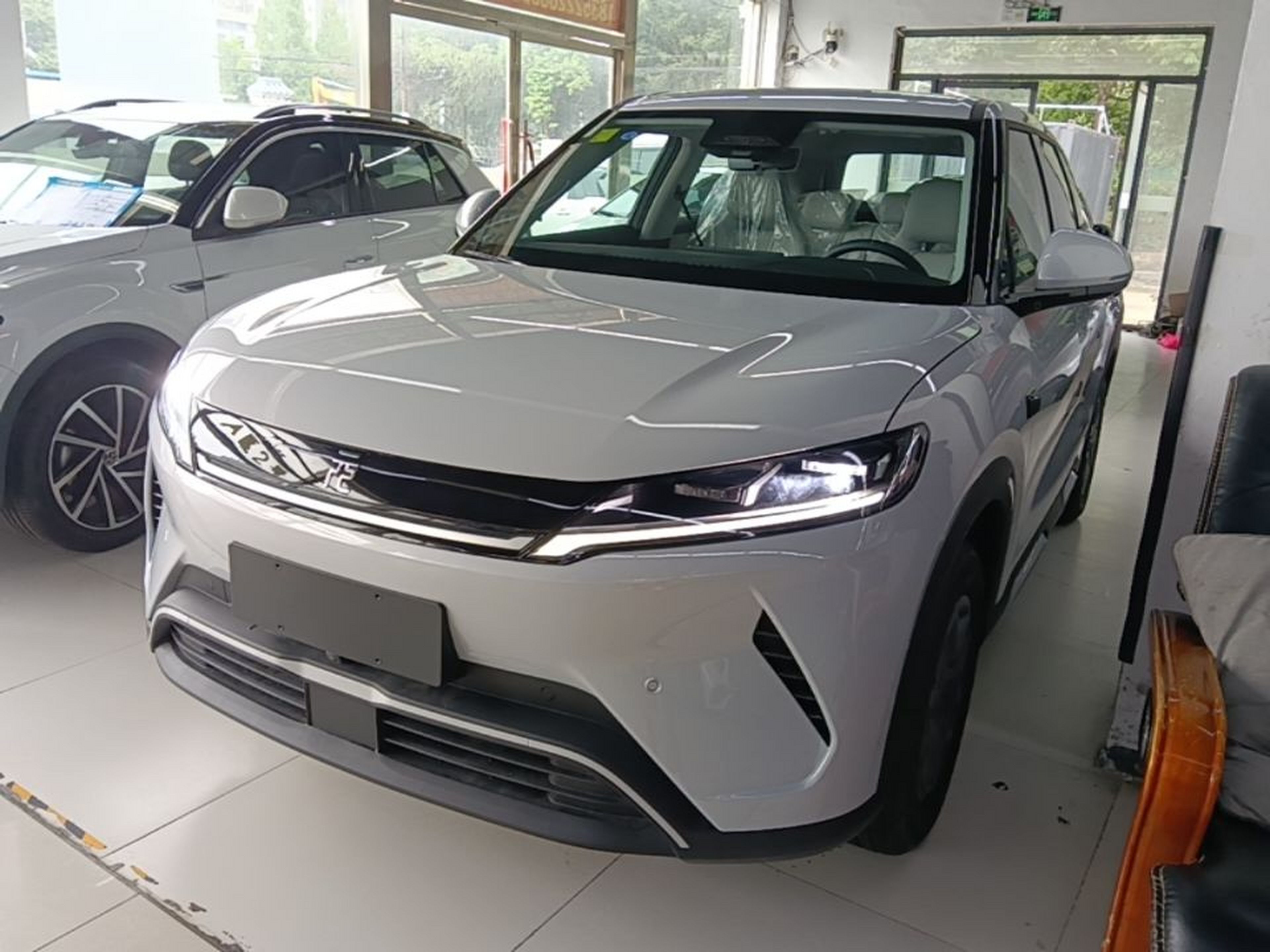 Под передней частью автомобиля