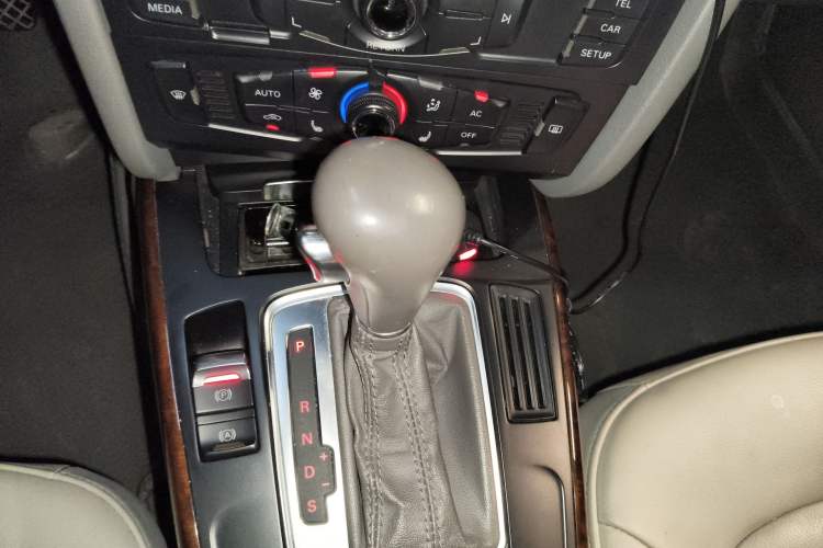 Used Audi A4L 2012 2.0 TFSI automatic Comfort trim level Gear Lever