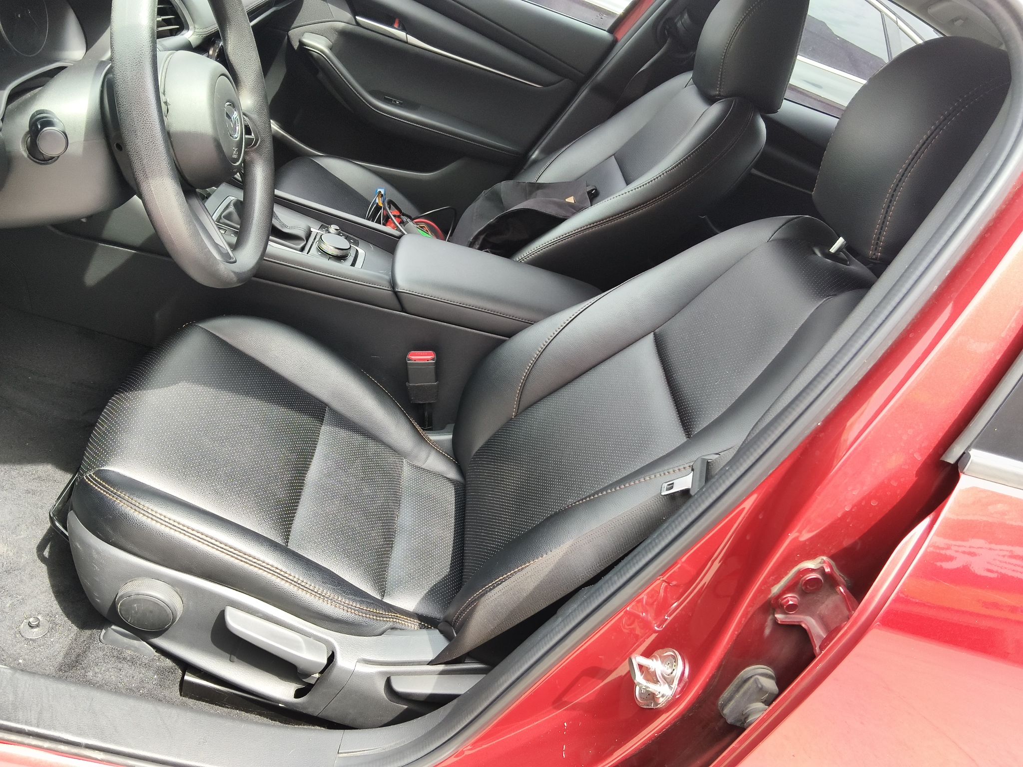 Переднее сиденье в автомобиле