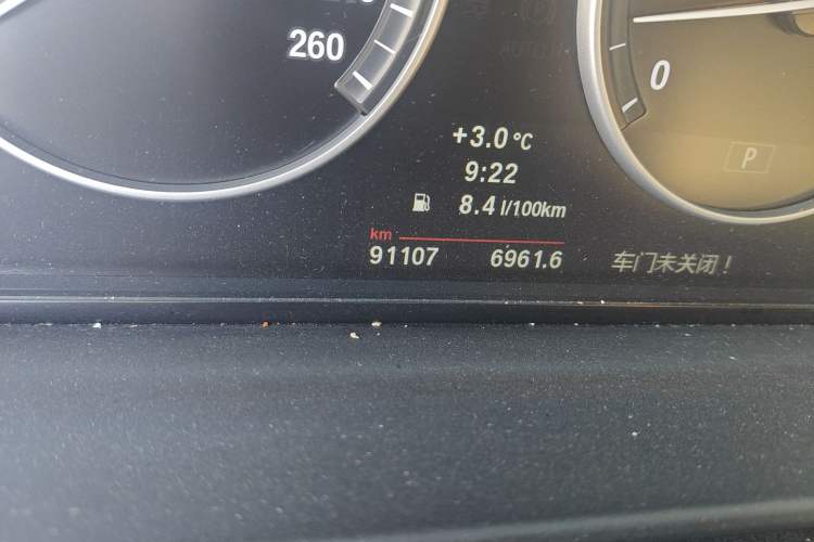 Used BMW 5 Series 2013 525Li Leading Model Odometer Close Up