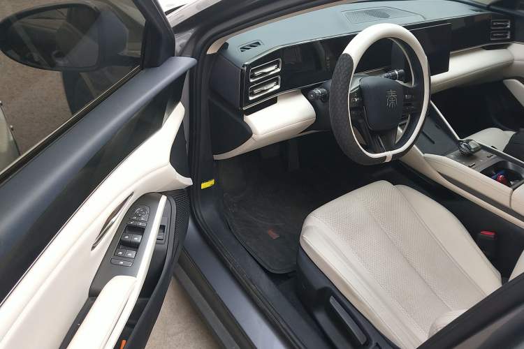 Used BYD Qin L 2024 DM-i 80KM Leading Model
