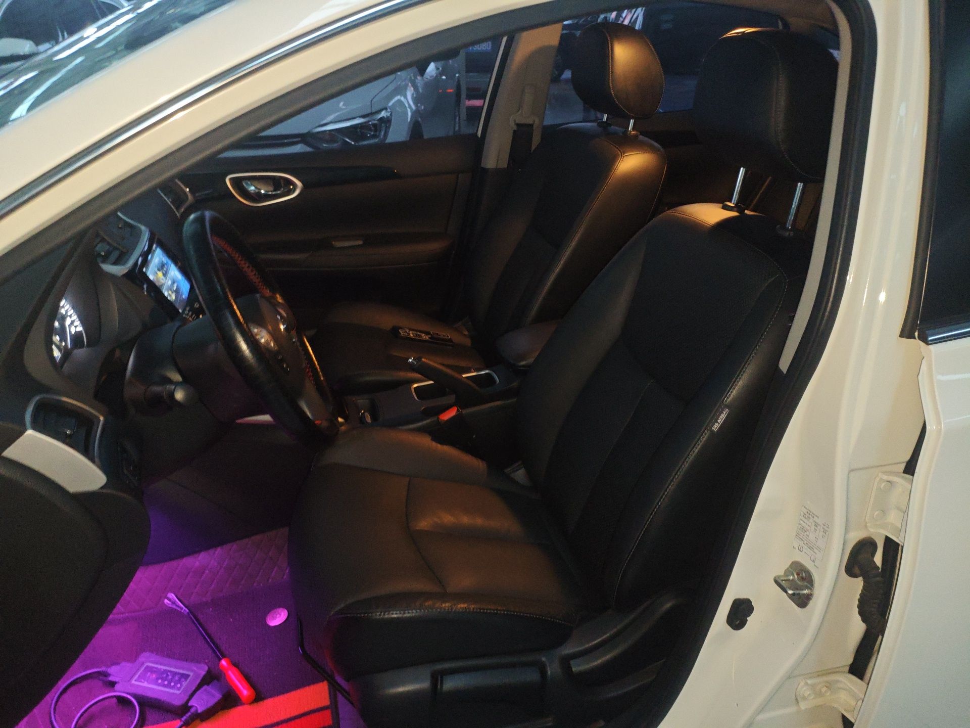 المقاعد الأمامية داخل السيارة