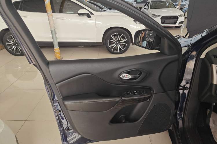 Used Jeep Cherokee 2016 2.4L Professional Smart Version