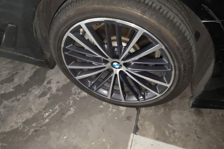 Used BMW 5 Series 2020 530Li Luxury Edition M Sport Package Right Front Wheel Hub