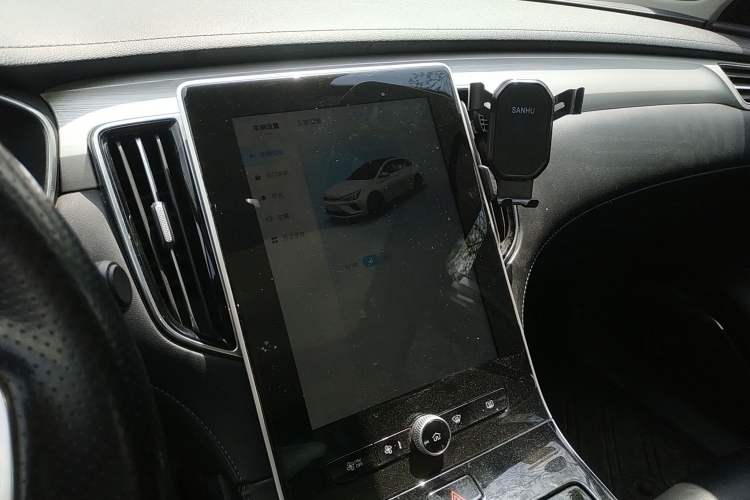 Used Rising ER6 2021 New Dynamic Edition 620km Smart Enjoyment Version Audio And AC Panel