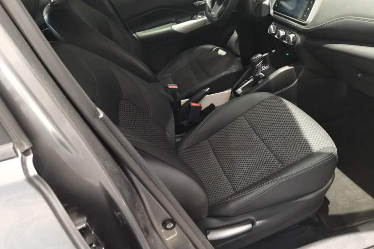 Used Nissan Kicks 2018 1.5L CVT Smart Connect Luxury Edition Right Front Seat