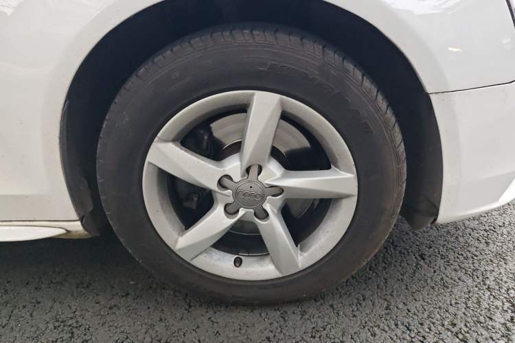 Used Audi A4L 2013 35 TFSI Automatic Standard Model Right Front Wheel Hub