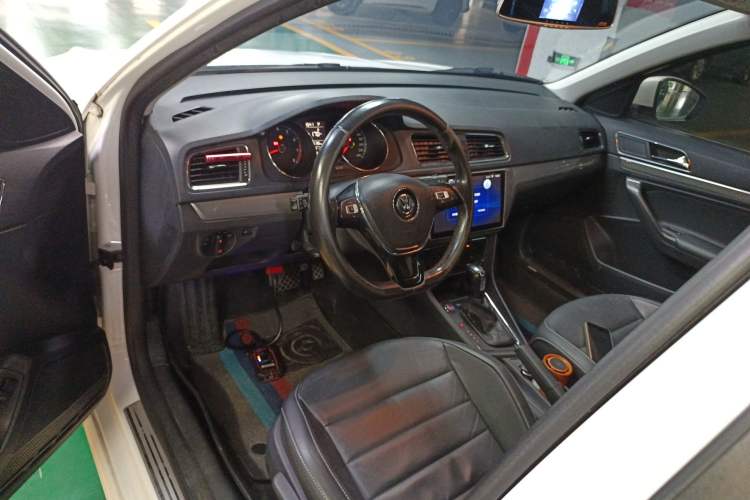 Used Volkswagen Lavida 2017 1.6L Automatic Comfort Edition Center Console