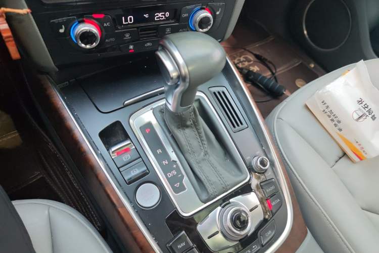 Used Audi Q5 2017 40 TFSI Comfort Model Gear Lever