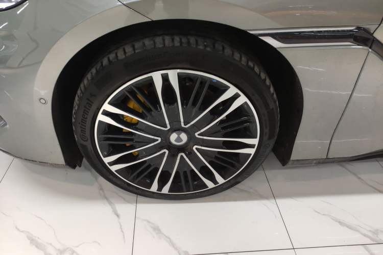 Used Denza Z9GT 2024 1100 Four-Wheel Drive Ultra Version Left Front Wheel Hub