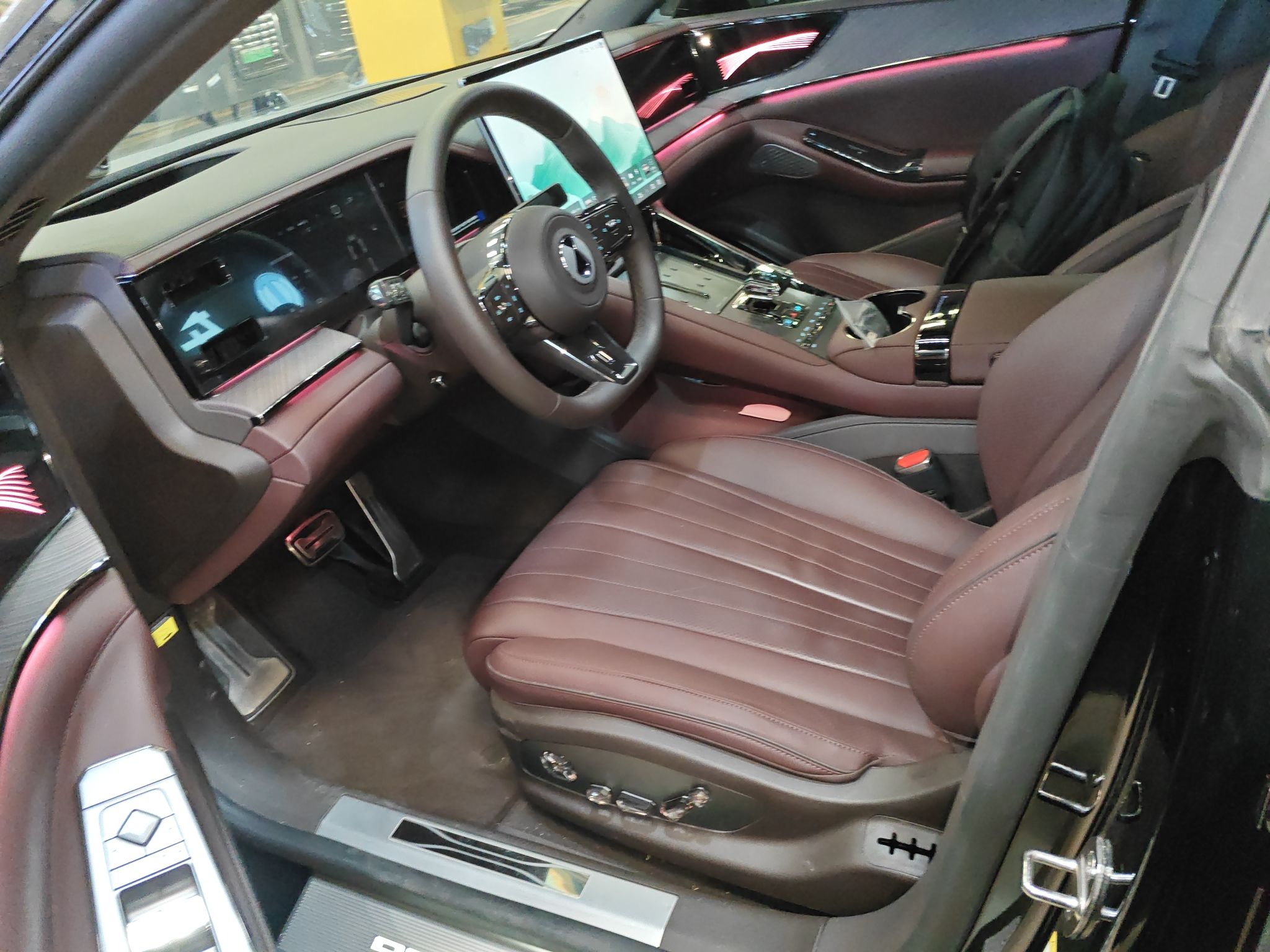 المقاعد الأمامية داخل السيارة