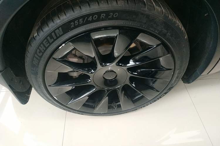 Used Tesla Model Y 2022 Long-Range All-Wheel-Drive Version Right Rear Wheel Hub