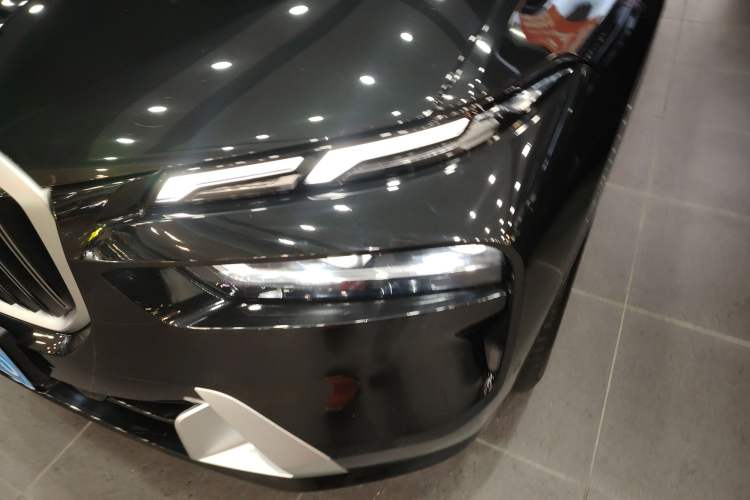 Used BMW X7 2023 xDrive40i Luxury Package with Leading Features Left Front Headlight