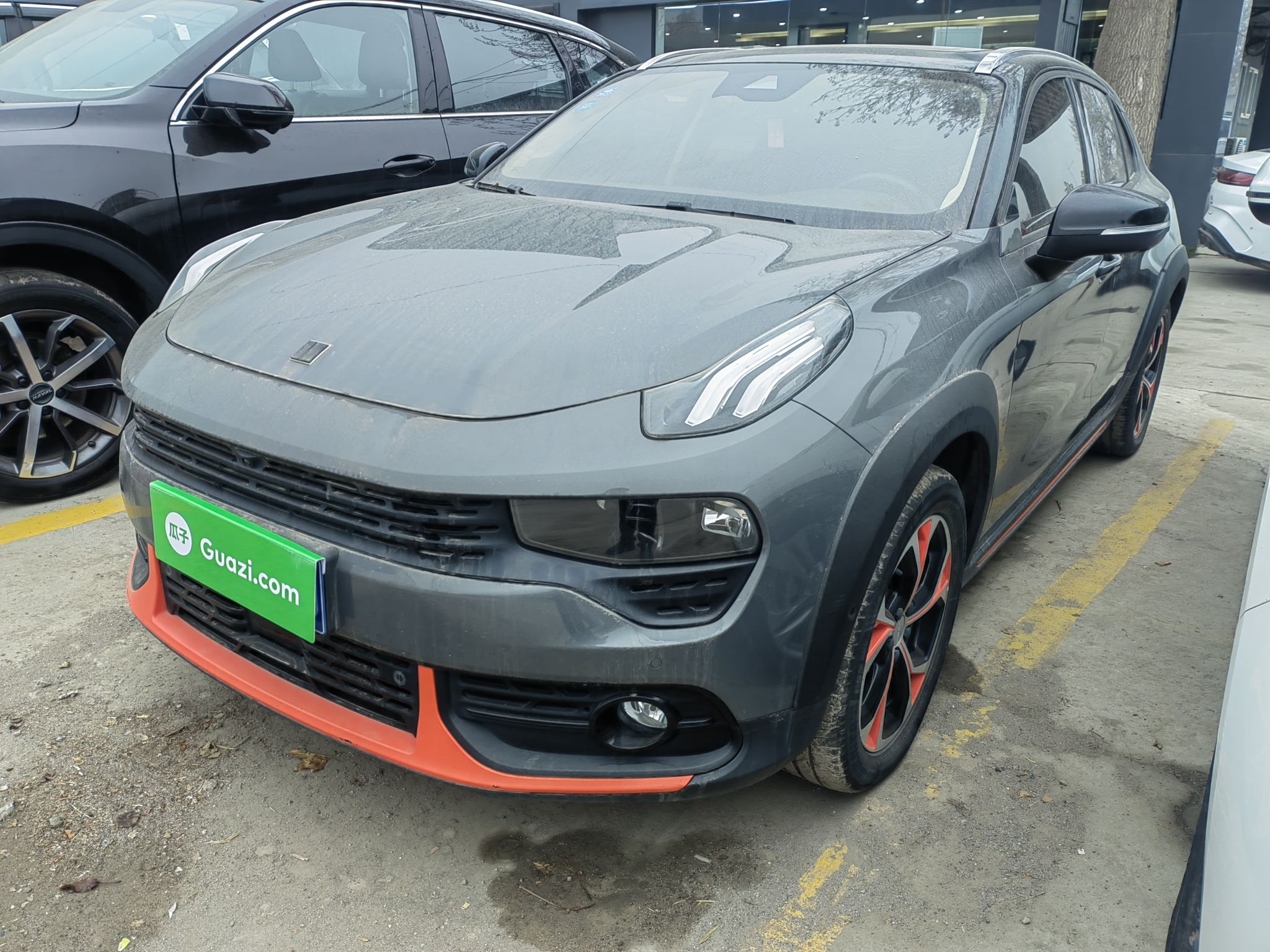 Под передней частью автомобиля