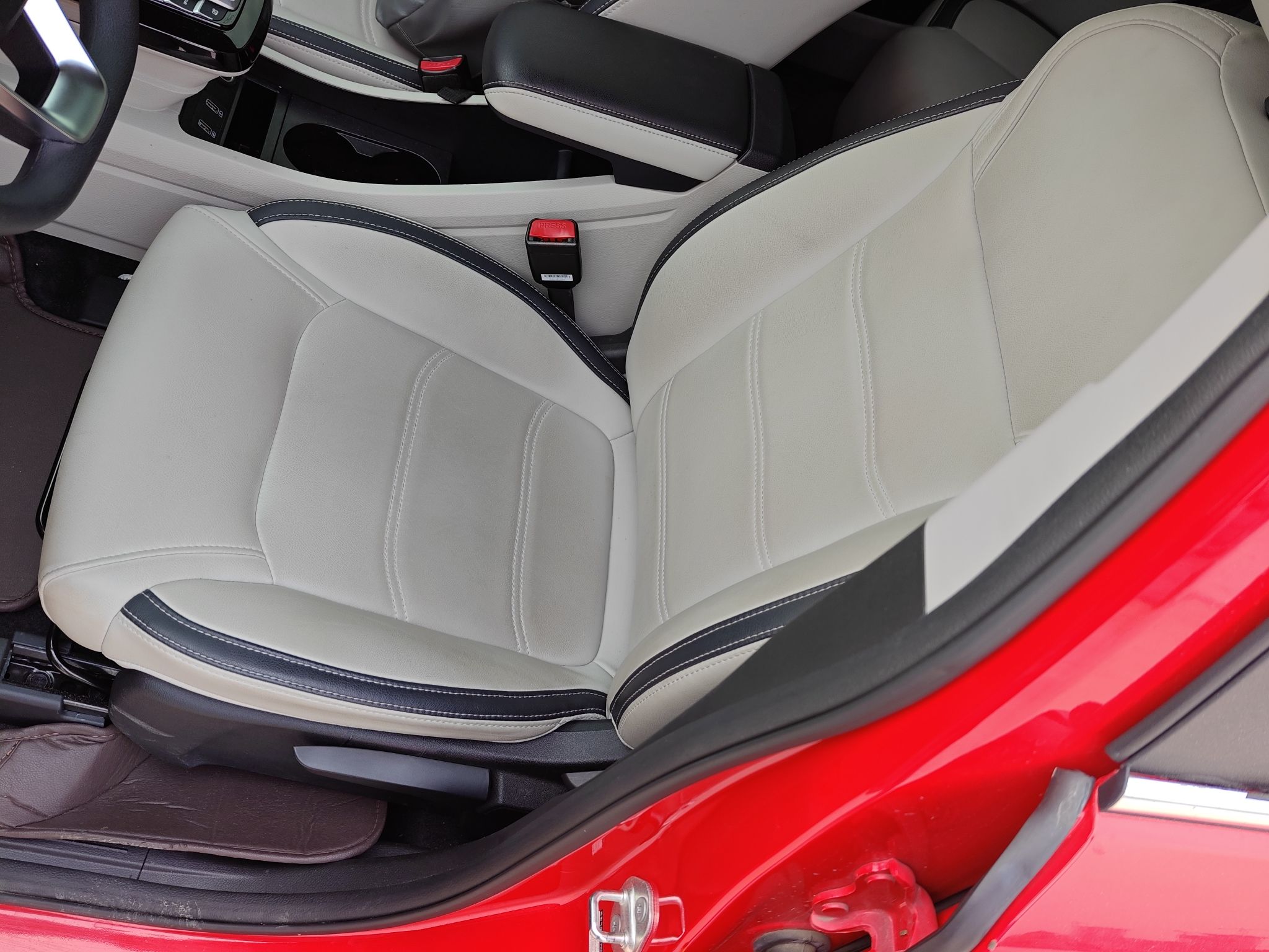 Переднее сиденье в автомобиле