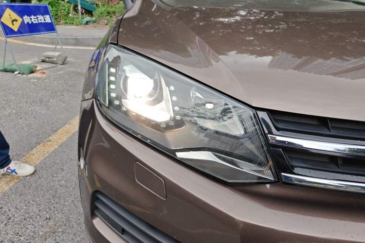 Used Volkswagen Touareg 2011 3.0 TSI High-End Version Right Front Headlight