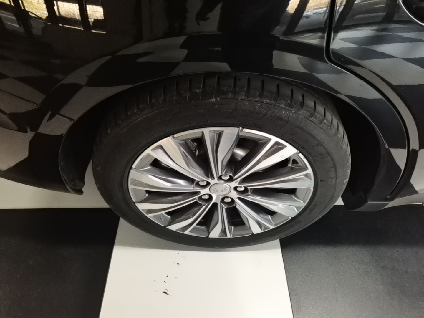 Hongqi E-QM5 2024 610 km PLUS — снимка 11