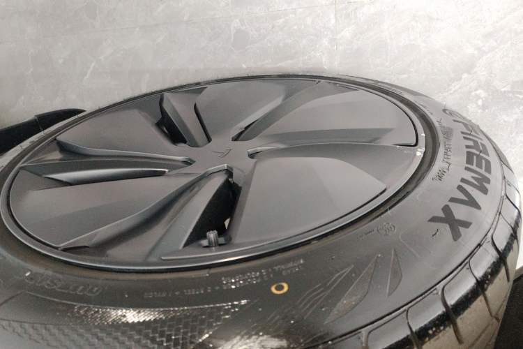 Used Tesla Model Y 2025 Rear-Wheel Drive First Edition Right Rear Wheel Hub