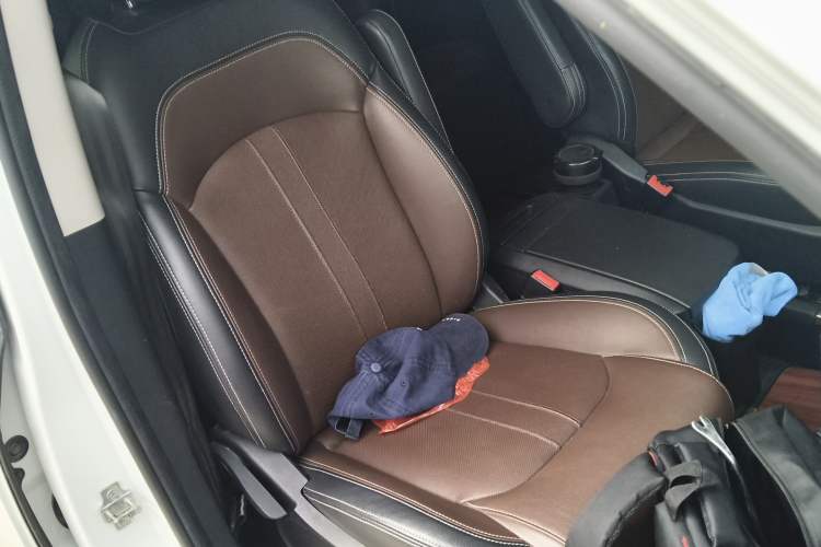 Used SAIC MAXUS G10 2016 2.0T Automatic Luxury Executive Edition Right Front Seat