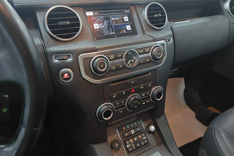 Used Land Rover Discovery 2016 3.0 SC V6 SE Audio And AC Panel