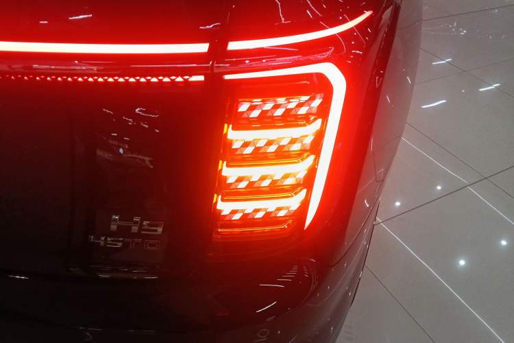 Used Hongqi H9 2025 Model Facelifted 2.0T Two-Wheel Drive Flag-Style Private Enjoyment Fashion Edition, 5 Seats