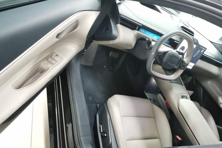 Used Lynk & Co Z10 2025 95 kWh 806 km Range Rear-Wheel Drive Advanced Driver-Assistance System Max