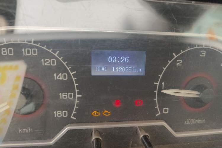 Used SAIC MAXUS Xintu V80 2016 2.5T Manual Aoyuntong National IV Short Wheelbase Mid-Roof 6-Seater