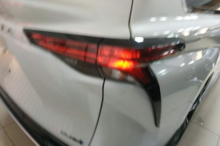 Used Toyota Granvia 2023 2.5L Hybrid Prestige PLUS Edition
