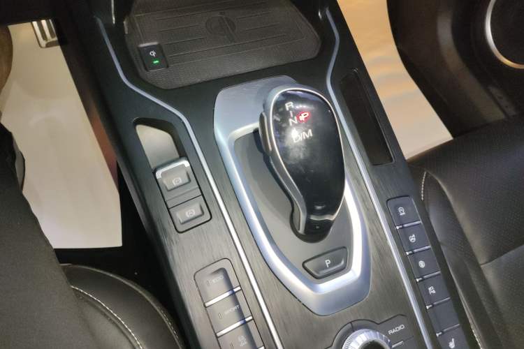 Used Wey VV6 2018 2.0T Two-Wheel-Drive Ultra-Luxury Version China V Standard
