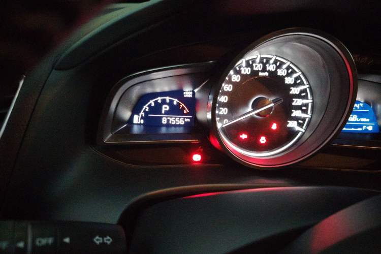 Used Mazda CX-4 2018 2.0L Automatic Two-Wheel Drive Blue Sky Premium Upgrade Version China V Standard Odometer Close Up