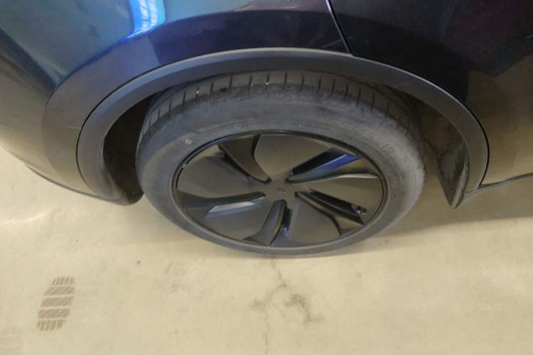 Used Tesla Model Y 2025 Long-Range All-Wheel-Drive Version