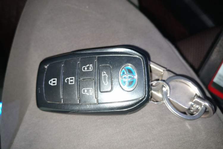 Used Toyota SIENNA 2021 2.5L Hybrid Platinum Edition Vehicle Key