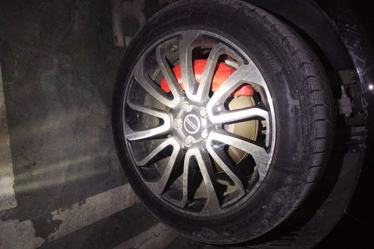 Used Land Rover Range 2020 3.0 L6 Legacy Edition Right Front Wheel Hub