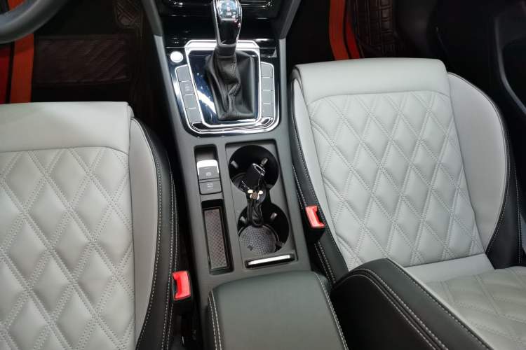 Used Volkswagen Magotan 2023 2 Million Units Limited Edition 330TSI DSG Leading Version
