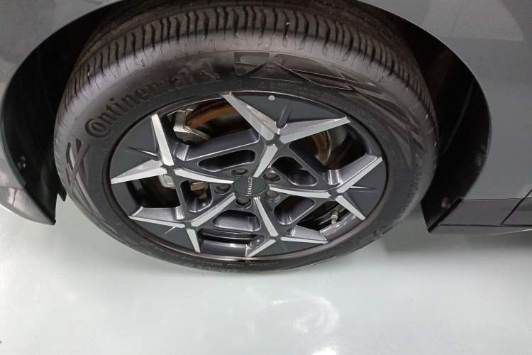 Used Lynk & Co Z20 2025 530 km Range Rear-Wheel Drive Max Left Front Wheel Hub