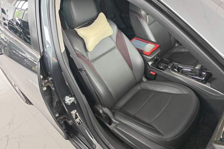 Used Chevrolet Malibu 2017 1.5T Automatic Luxury Edition Right Front Seat