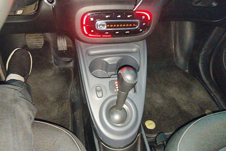 Used smart fortwo 2019 0.9T 66kW Hardtop Wind Power Edition China VI Gear Lever