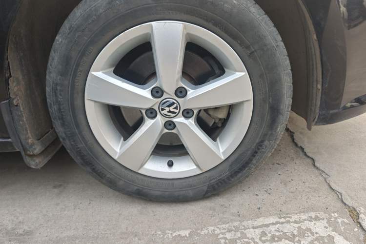 Used Volkswagen Lavida 2013 Revised Classic 1.6L Manual Fashion Edition Right Front Wheel Hub