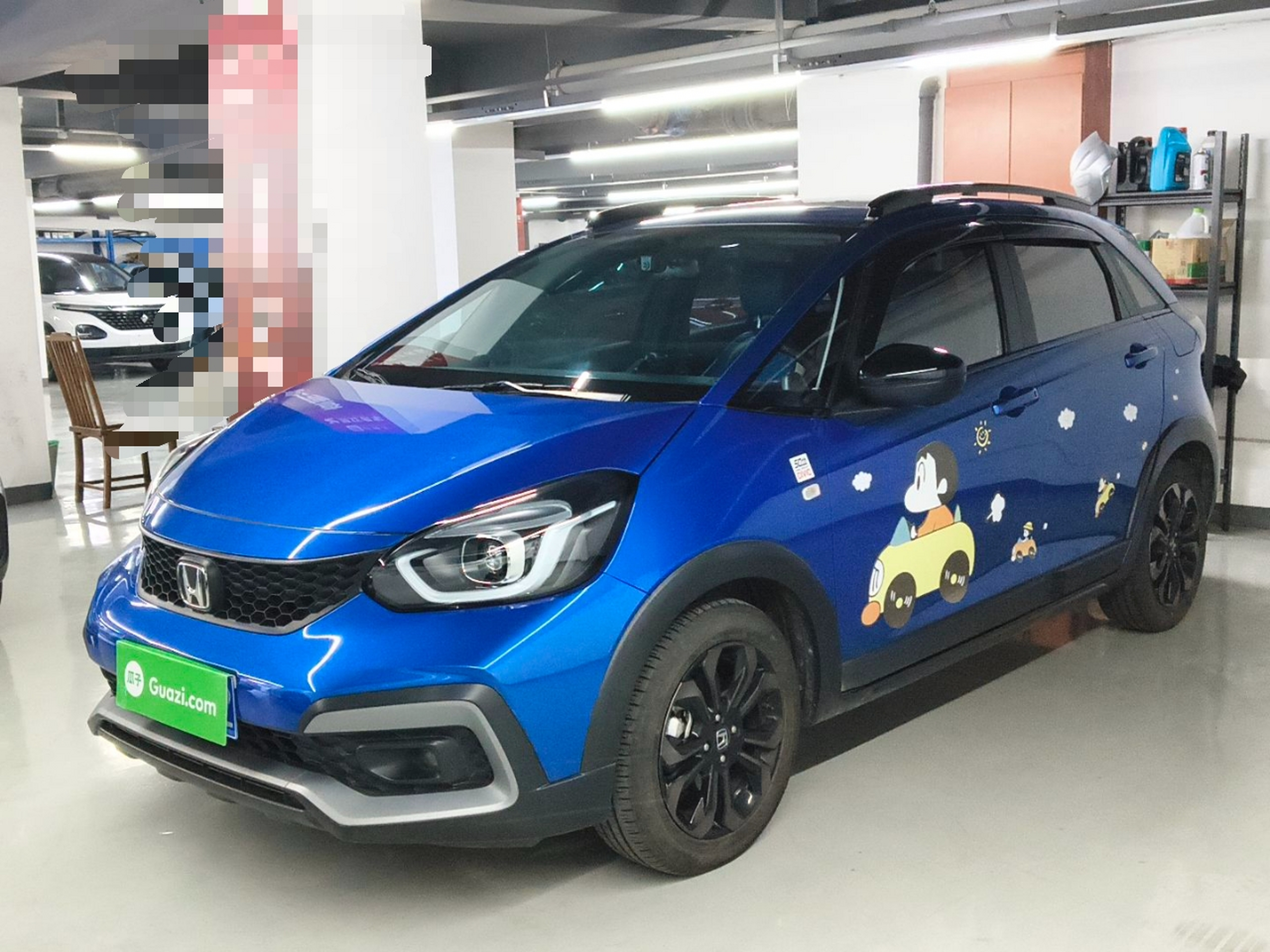 Под передней частью автомобиля